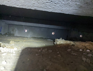 Zateplení stropu bytového domu pomocí foukané izolace